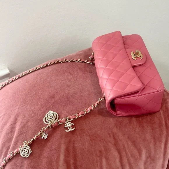 🌸🌸Chanel Valentines Charms mini rectangular Flap Bag - Picture 8 of 15